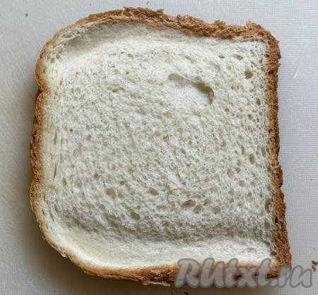 Ломтик тостового хлеба немного раскатать скалкой, чтобы он стал более тонким.