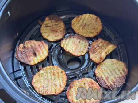 Затем перевернуть кружочки картошки и запекать ещё минут 5 (тоже до золотистого цвета). Когда будете первый раз готовить картофельные чипсы в аэрогриле, чаще проверяйте готовность чипсов, чтобы они не подгорели. Когда выясните примерное время запекания в вашей модели аэрогриля, тогда можно уже будет устанавливать время и после этого не придётся постоянно следить за процессом.