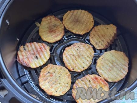 Запекать при температуре 200 градусов 5-7 минут (до золотистого цвета). Время запекания зависит от мощности вашего аэрогриля, мощность моего аэрогриля 1350 Ватт.