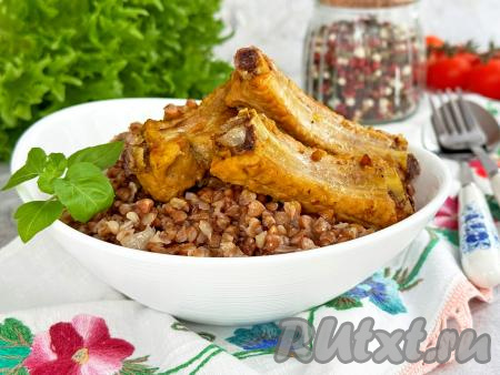 Свиные рёбрышки с гречкой на сковороде