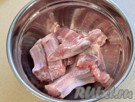 Свиные рёбрышки промыть водой, обсушить. Разрезать рёбра на порционные кусочки.&nbsp;