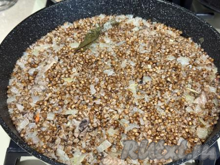 Готовое блюдо убрать с огня, перемешать.