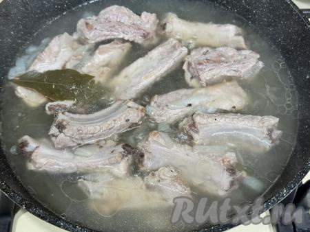По прошествии 40 минут с начала закипания воды рёбрышки приготовятся, в сковороде у нас получится насыщенный бульон.