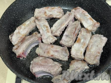 Обжарить рёбра с двух сторон до золотистого цвета на достаточно сильном огне.&nbsp;