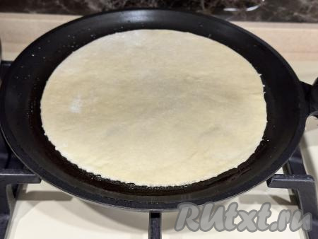 Хорошо разогреть сухую сковороду, уменьшить огонь до среднего. Выложить одну лепёшку на сковороду.&nbsp;