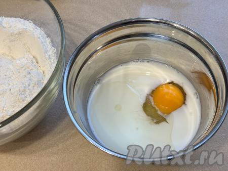 Пока варится каша из пшена и тыквы, замесим тесто для кыстыбыя. Для этого в миску нужно влить молоко, добавить яйцо, соль и растительное масло.