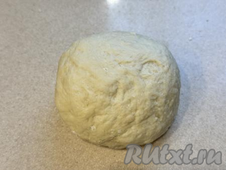 Добавляя частями муку и каждый раз полностью вмешивая её, учитывайте, что тесто должно получиться мягким, нежным, не липнущим к рукам. Завернуть тесто в пищевую плёнку, чтобы оно не заветривалось, и оставить на время, пока доваривается, а затем слегка остывает каша.&nbsp;