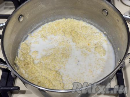 После закипания воды варить пшено минут 15 на медленном огне, периодически перемешивая.&nbsp;