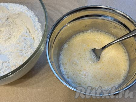 Перемешать молочно-ячиную смесь вилкой до однородности.&nbsp;