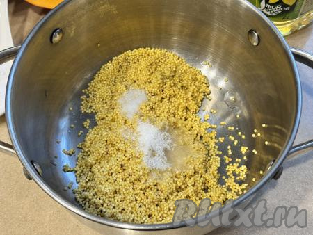 Прежде всего займёмся начинкой из пшена и тыквы для кыстыбыя. Пшено нужно всыпать в сито, хорошо промыть проточной водой. Затем можно обдать промытую крупу кипятком, чтобы пшено не горчило. Лишней воде дать стечь. Подготовленное пшено выложить в кастрюлю, добавить соль и сахар.&nbsp;