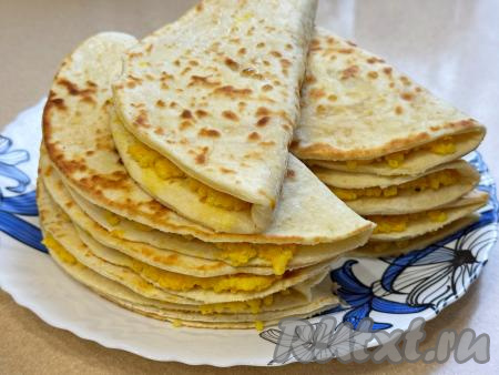 Постепенно пожарить все лепёшки, сформировать из них кыстыбыи с начинкой из тыквы и пшена, не забывая щедро смазывать их сливочным маслом с двух сторон.&nbsp;