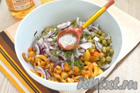 В салатник вливаем 2-3 столовых ложки растительного масла, по желанию, добавляем уксус, перемешиваем винегрет. Название салата “винегрет” пришло к нам из французского языка и связано с соусом из уксуса “vinaigrette”. Поэтому уксус в винегрете вполне уместен, он придаёт блюду приятную кислинку и пикантность.