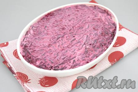 Завершающим слоем салата "Селёдка под шубой" традиционно будет свекла, натёртая на крупной тёрке. Покрываем свекольный слой майонезом.