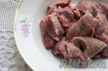 Говядину нарежьте крупными кусками, тщательно промойте.