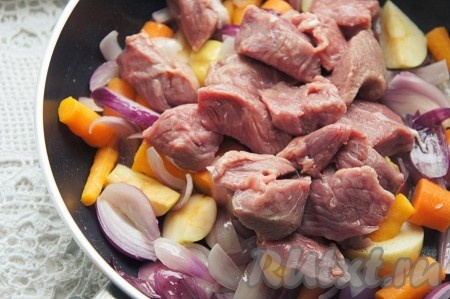 Затем добавьте заранее приготовленное мясо. Перемешайте, убавьте огонь и тушите говядину с овощами на медленном (!) огне и под крышкой в течение 1 часа, периодически перемешивая.
