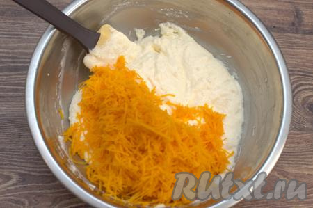 В творожную массу добавить натёртую тыкву, хорошо перемешать.