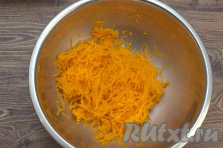 Натереть очищенную тыкву на мелкой тёрке.