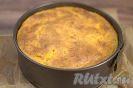 Выпекать творожную запеканку с тыквой в разогретой до 180 градусов духовке в течение 45-50 минут (до румяности). Запеканка во время выпечки хорошо поднимается, но как только достаёшь её из духовки, она опадает. Это нормально для творожных запеканок без манки.