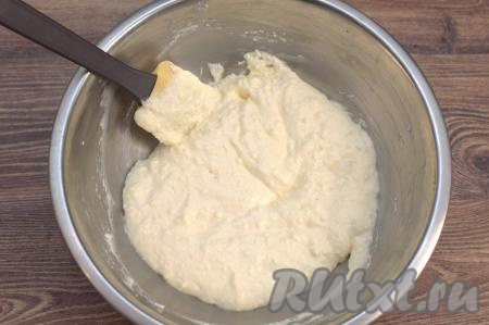 Пока натирали тыкву, творожная масса вступила в реакцию с содой, стала более воздушной и немного увеличилась в объёме.