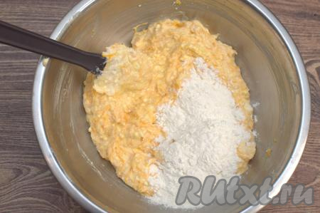 Затем всыпать грамм 30 муки.