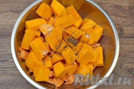 К овощам всыпать соль и любимые специи.