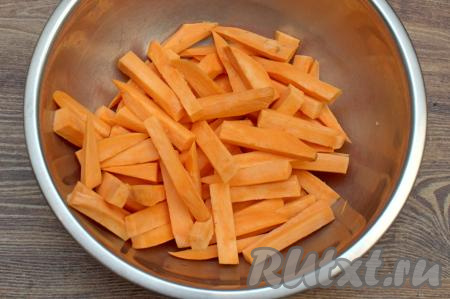 Сложить кусочки нарезанного батата в глубокую миску.