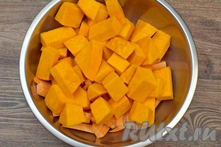 Добавить нарезанную тыкву в миску с бататом.
