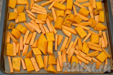Противень застелить бумагой для выпечки (или фольгой). На застеленном противне разложить в один слой батат и тыкву.