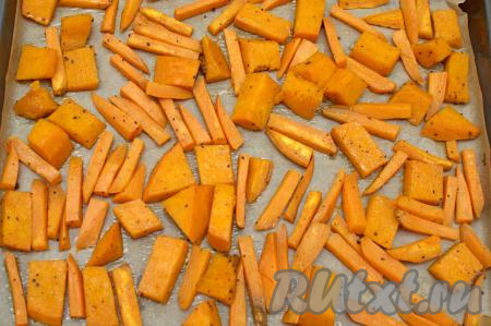 Запекать тыкву с бататом в разогретой до 200 градусов духовке до готовности овощей. У меня овощи были готовы (легко прокалывались ножом) через 25 минут. Если и батат, и тыква легко прокалываются ножом, значит они готовы.