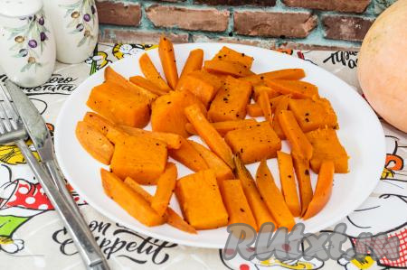 Запечённые батат с тыквой вынуть из духовки и подать к столу в качестве гарнира к мясу, рыбе или в качестве основного блюда в дни Поста. Овощи получаются аппетитными, вкусными, сочными, есть их одно удовольствие, советую приготовить!