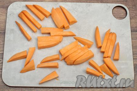 Нарезать батат на примерно одинаковые брусочки толщиной около 1 сантиметра.