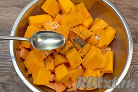 Влить в миску растительное масло. Хорошо перемешать батат и тыкву, тщательно покрывая овощи маслом и специями.
