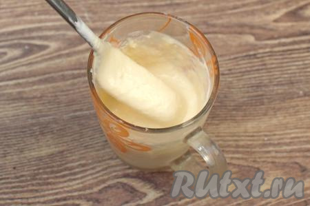 Итоговое тесто для клёцек должно получиться однородным, нежным, напоминающим сметану средней густоты.