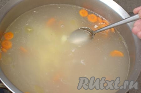 После того как овощи с момента закипания проварятся 15-20 минут (будут практически готовы, то есть станут достаточно мягкими), можно добавлять в суп клёцки. Для этого нужно окунуть в суп чайную ложку (это делается для того, чтобы тесто лучше в дальнейшем отделялось от ложки).