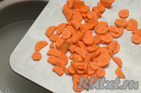 После того как мясо сварится, убрать кастрюлю с огня. Достать мясо из бульона, выложить на тарелку, дать слегка остыть. Если необходимо, процедить бульон, после этого вернуть его в кастрюлю. Поставить кастрюлю с мясным бульоном на достаточно сильный огонь, довести до кипения. Пока закипает бульон, нужно&nbsp;очистить морковку и картошку. Очищенную морковку нарезать на тонкие кружочки или полукружочки. В закипевший бульон выложить нарезанную морковь.