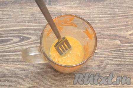 Взболтать яйцо с солью вилкой до однородности.