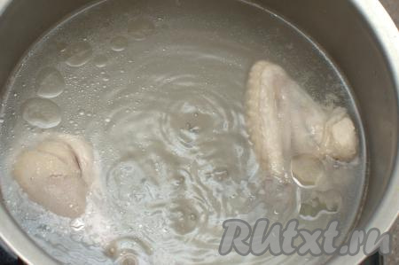 Сперва следует сварить мясной бульон. Для этого в подходящую кастрюлю нужно влить 2 литра воды, добавить вымытое мясо с косточкой. Я в качестве мяса взяла одно куриное крылышко и одну куриную ножку. Кастрюлю с мясом и водой, поставить на сильный огонь. После закипания воды, убавив огонь и убрав с поверхности пену, варить бульон до готовности мяса. На варку мяса курицы с момента закипания воды потребуется минут 30, свинины - 1 час, говядины - 1,5 часа. 