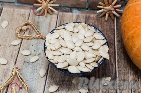 Просушенные тыквенные семечки вынуть из духовки и оставить на противне, чтобы они ещё немного "дошли". Если же вы пересушили семечки, тогда сразу же снимите их с противня, чтобы они ещё больше не пережарились. Вот такая полная тарелка сушёных тыквенных семечек получилась из одной тыквы. Очищенные семечки тыквы и вкусны, и полезны, советую приготовить их по этому простому рецепту!