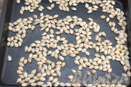 Подготовленные семечки разместить на сухом противне в один слой.