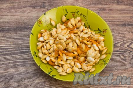 Тыкву разрезать, вынуть все семечки, отделив их от волокнистой части.