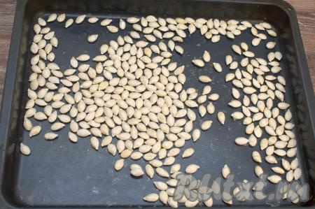 Отправить противень с тыквенными семечками ещё на 10 минут в духовку. Затем достать их и попробовать на готовность.&nbsp;Готовые семечки должны обладать вкусом уже подсушенных (как бы жареных) семечек, но сами ядрышки будут совсем слегка влажными. После остывания эта влажность уйдёт. Если семечки недостаточно подсушились, их нужно отправить в духовку минут на 10, в течение этого времени&nbsp;их каждые 2-3 минуты нужно будет доставать, перемешивать и проверять на готовность, чтобы семечки не пересушились. Мне всего потребовалось подсушивать семечки в течение 38 минут.&nbsp;