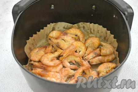 Включаем аэрогриль на 200 градусов. Время устанавливаем на 7-8 минут. Через 4 минуты с момента начала запекания переворачиваем креветки и готовим 3-4 минуты. У меня аэрогриль мощностью 1400 Ватт, я запекала креветки с чесноком в общей сложности 8 минут.