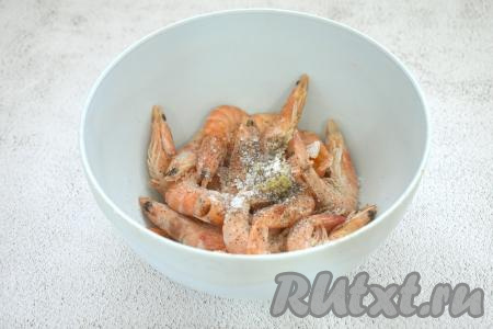 По вкусу солим и перчим креветки.