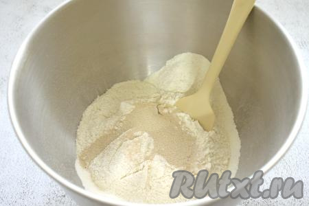 Прежде всего замесим дрожжевое тесто для беляшей, для этого в достаточно объёмную миску просеиваем грамм 200 муки, добавляем дрожжи, сахар и соль, хорошо перемешиваем содержимое миски, делая в центре углубление.