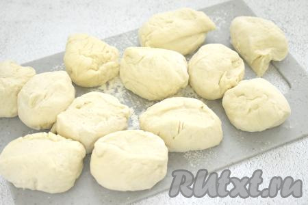 Поднявшееся тесто делим на 10-12 равных частей.&nbsp;