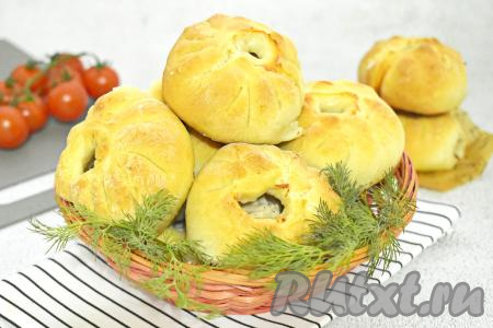 Достаём противень с беляшами с куриным фаршем из духовки и тёплыми или полностью остывшими подаём к столу.