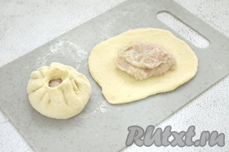 Каждый кусочек теста на присыпанной мукой поверхности раскатываем в лепёшку диаметром 12-13 сантиметров. В центр каждой лепёшки выкладываем 1 полную столовую ложку начинки из куриного фарша. Поднимаем края лепёшки над начинкой и скрепляем "складочками", оставляя серединку открытой, формируя беляш, как на фото. Постепенно формируем все беляши.