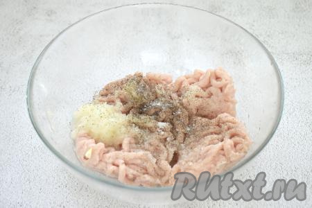 Пока дрожжевое тесто для беляшей поднимается, можно подготовить начинку. Для получения фарша в домашних условиях нужно взять любые части курицы без кости (например, куриное филе или филе бёдер курицы) и пропустить через мясорубку в глубокую миску (можно использовать и покупной фарш). В миску с фаршем добавляем пропущенный через мясорубку (или натёртый на крупной тёрке) лук, всыпаем соль и чёрный молотый перец, тщательно перемешиваем.