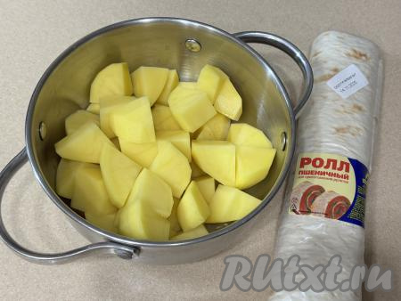 Подготовить продукты для приготовления кыстыбыя с картошкой из лаваша на сковороде. Картошку почистить, нарезать на средние кусочки, выложить в кастрюлю.