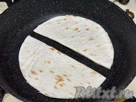 Сковороду, не смазывая растительным маслом, хорошо разогреть, уменьшить огонь до среднего, выложить 2 кыстыбыя.&nbsp;